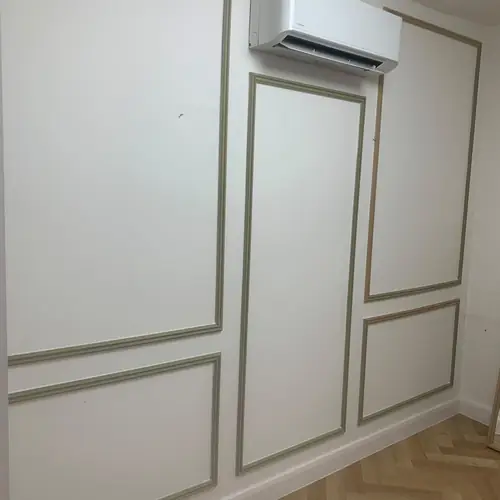 Box wall panelling in a bedroom