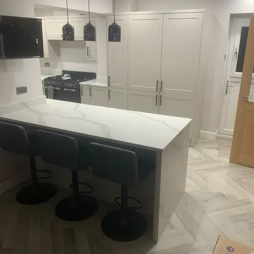 Kitchen island breakfast bar with a quartz worktop and stools