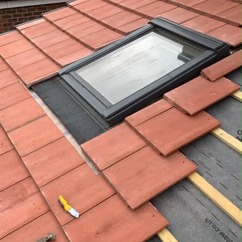 Fitting a roof window into a tiled roof