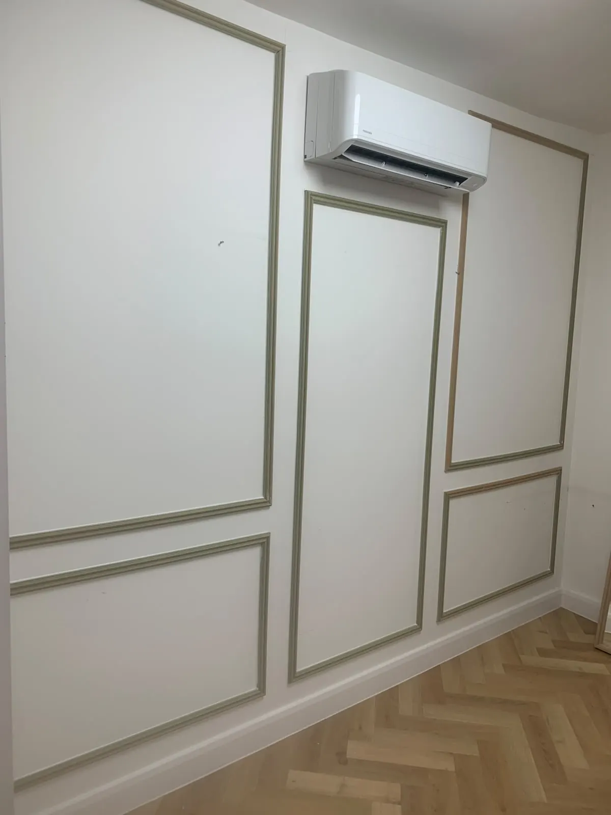 Box wall panelling with a wall-mounted air conditioning unit